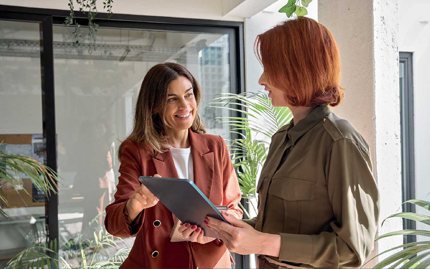 Zwei Kolleginnen tauschen sich aus und planen Unterricht in der HOGA Schule Dresden