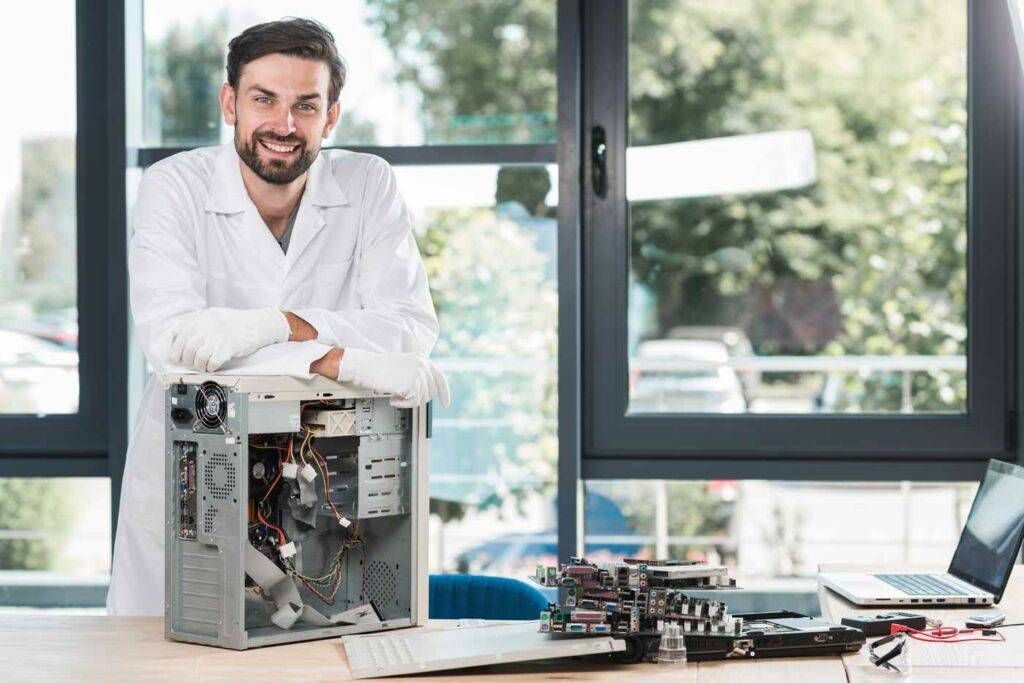 IT-Techniker arbeitet am Computer in der HOGA Schule Dresden